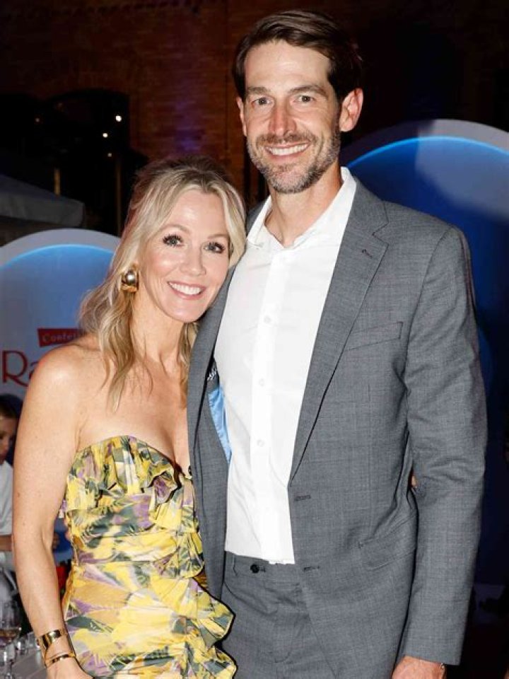 	Jennie Garth got engaged to her boyfriend of four months, Dave Abrams	