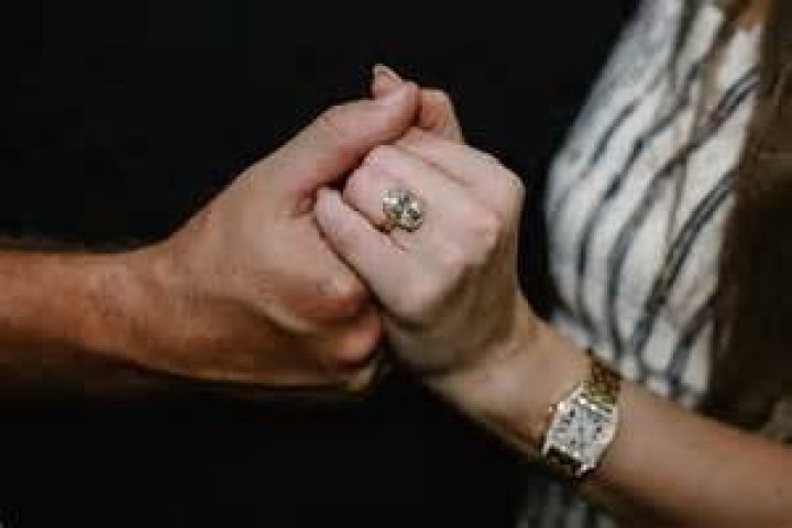 Jennifer Aniston’s $1 million ring details: more than 10 carats, set in yellow gold?