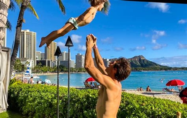 Jennifer Love Hewitt vacations in Hawaii in bikini