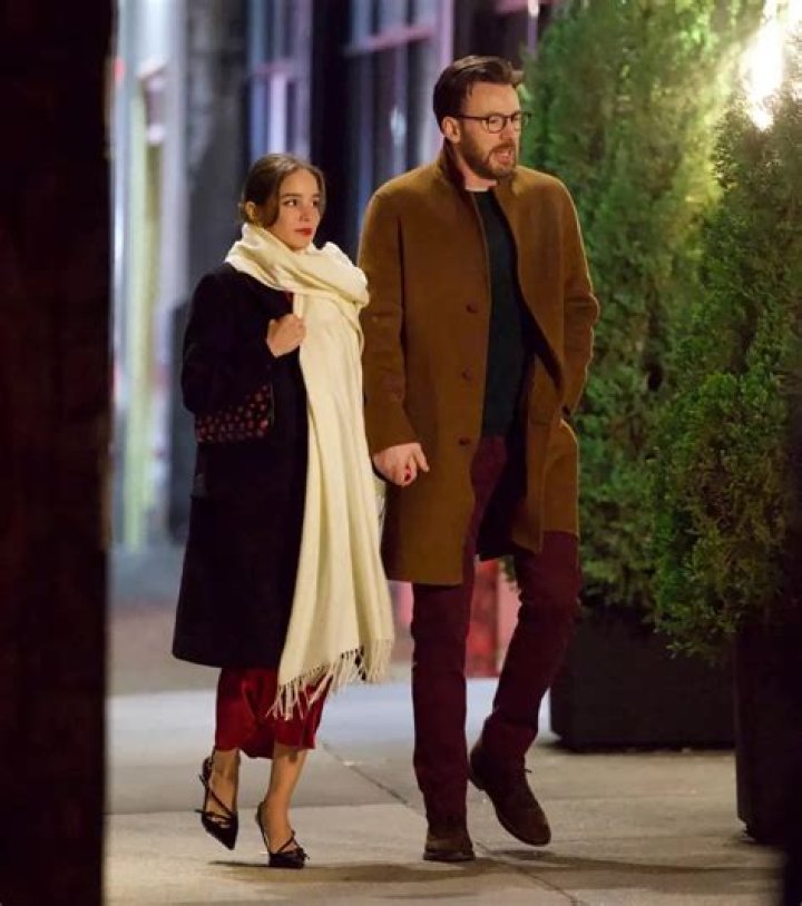 Jenny Slate spent Christmas with Chris Evans & his family in Boston, it seems