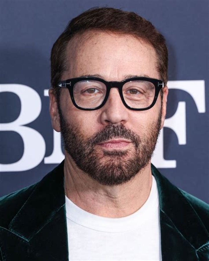 Jeremy Piven accused of harassing & groping a woman on the set of ‘Entourage’