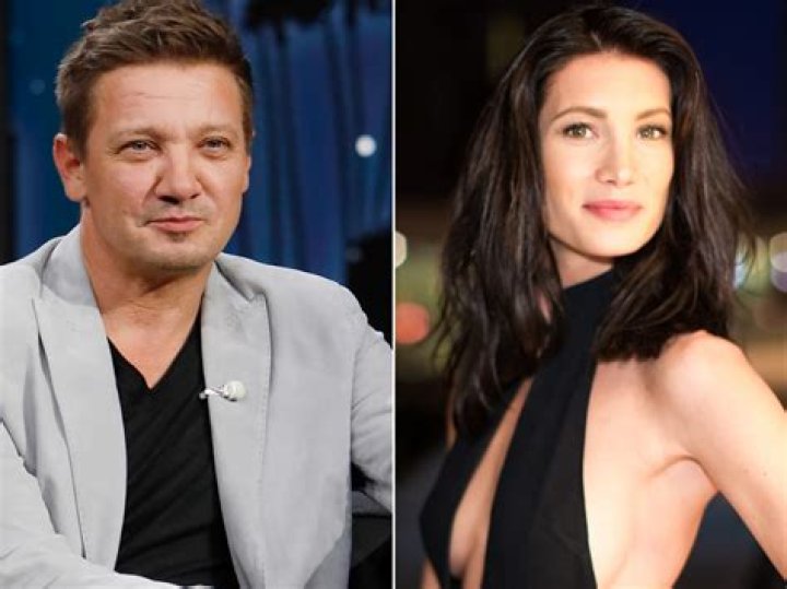 Jeremy Renner knocked up his ex-girlfriend & she still lives with him too