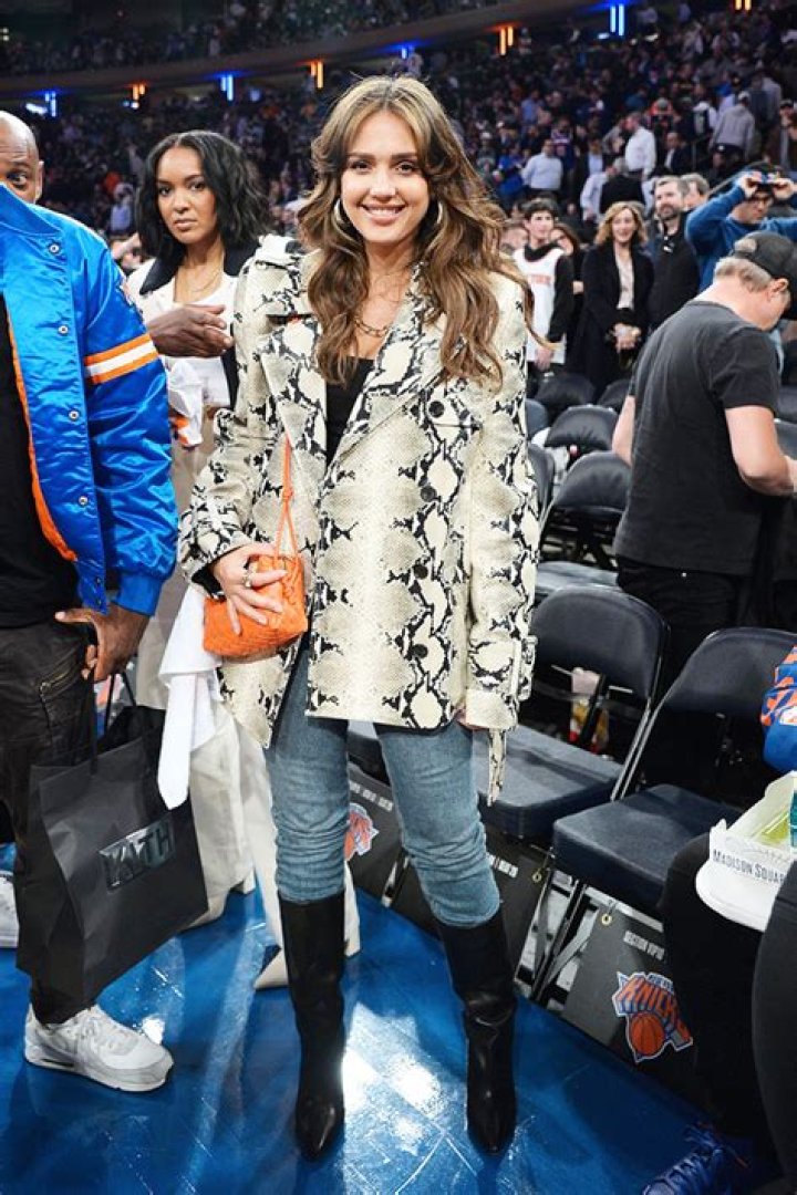 Jessica Alba’s leather vest & gigantic booties: classy or trashy?