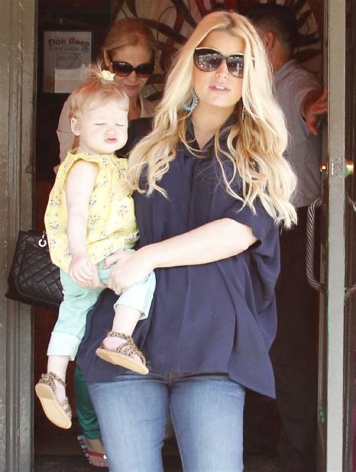 Jessica Simpson steps out in comfortable-looking maternity wear: cute or basic?