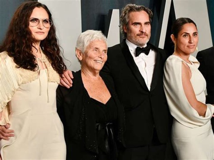 Joaquin Phoenix Sibling- Summer Phoenix Marriage, Divorce, Children, Movie, NetWorth