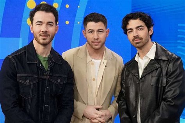 Joe Jonas’s purity ring is off, probably because of Ashley Greene’s vadge