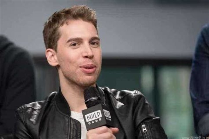 Jordan Gavaris Bio (Wiki) 