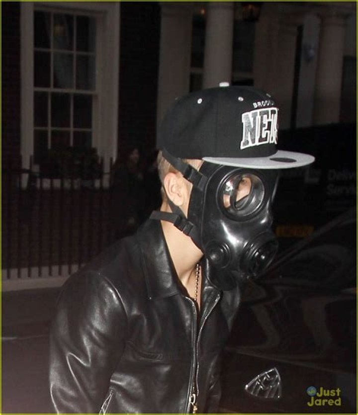 	Justin Bieber wears a gas mask, has a major Twitter meltdown in London	