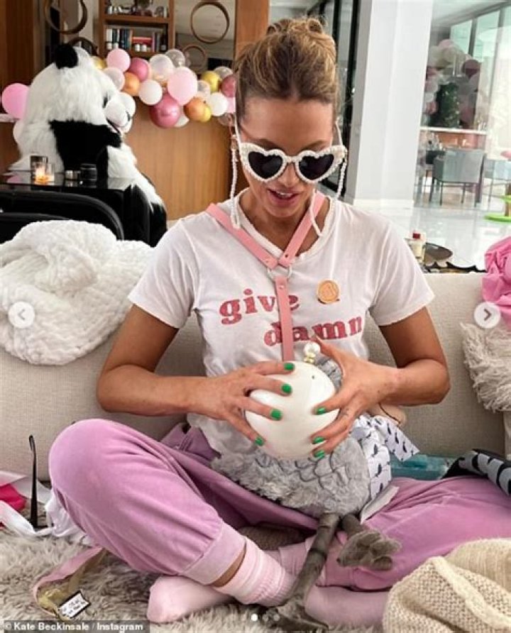 Kate Beckinsale’s cat Willow made a poop-perimeter around Kate while she slept