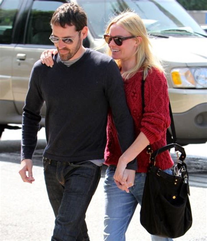 Kate Bosworth does an obvious, “coy” photo op with her boyfriend