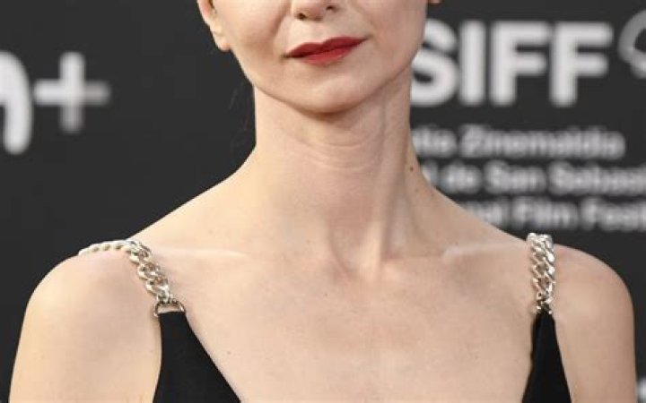 Katherine Waterston Net Worth - Wiki, Age, Weight and Height, Relationships, Family, and More