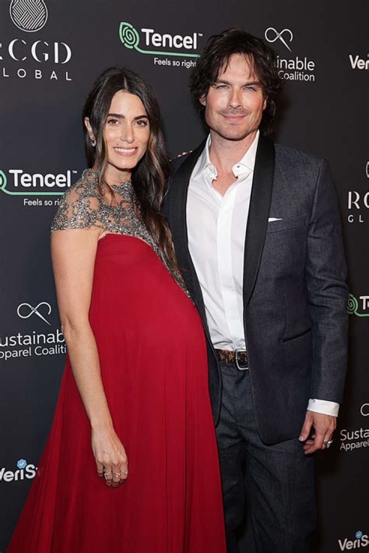 Katie Holmes actually wears something that I kind of like