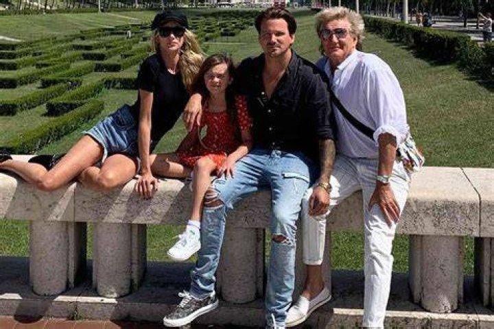 Kimberly Stewart wants a “romantic relationship” with baby-daddy Benicio del Toro