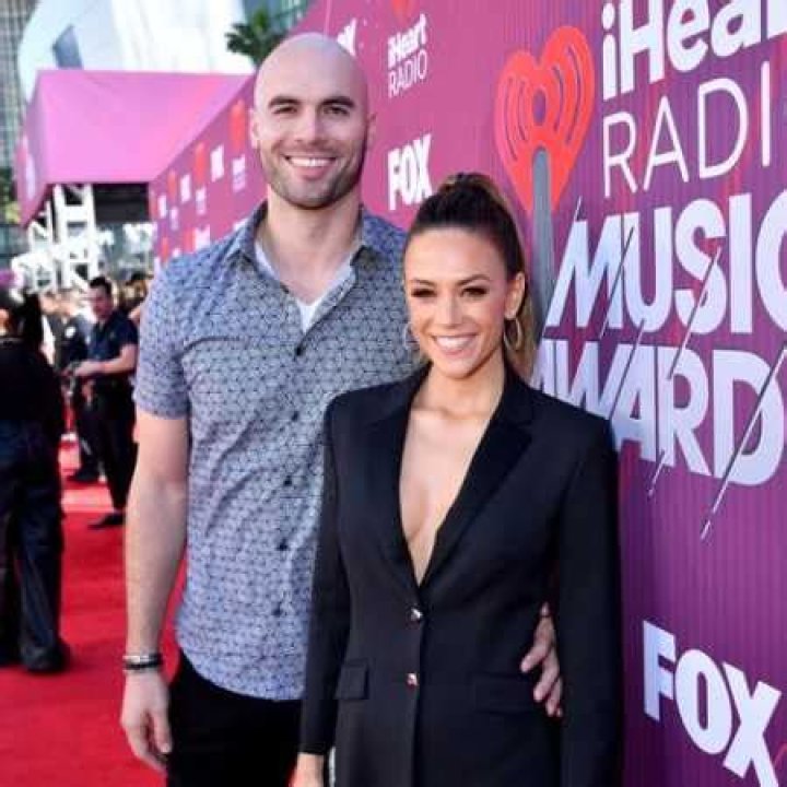 Know the Relationship Status of American actress and Singer, Jana Kramer and her Net Worth
