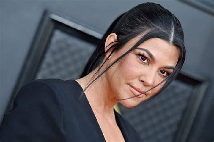 Kourtney Kardashian isn’t shampooing her hair, she just runs water through it