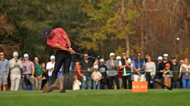 Kristen Stewart pretends to be Tiger Woods while golfing & she’s instantly better