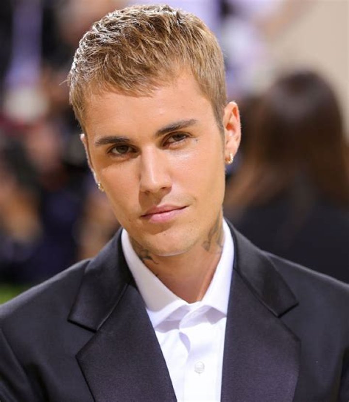 L&S: Justin Bieber brought six bodyguards to the dentist for ’emotional support’