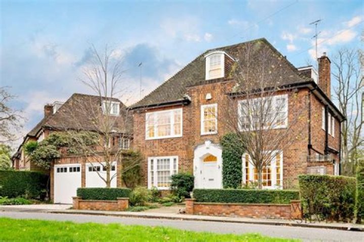 Last year, Sarah Ferguson bought her £4.25 million London home upfront??