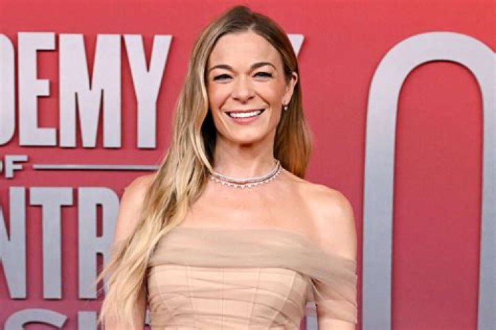 LeAnn Rimes goes solo in Rani Zakhem at the CMTs: unflattering or cute?