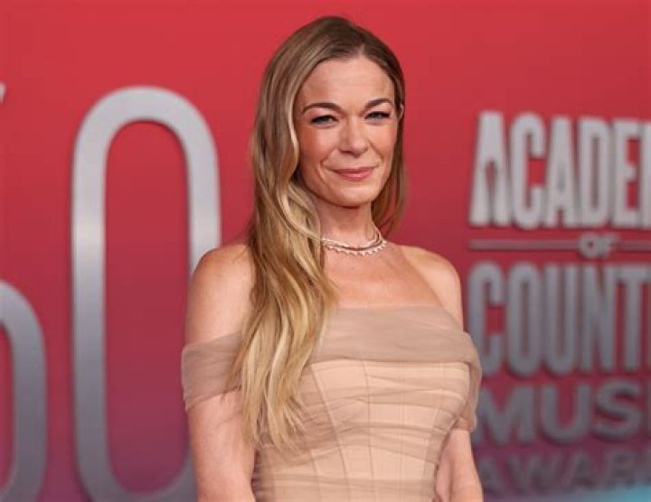 LeAnn Rimes twit-pics bikini photos, claims her bones are muscles