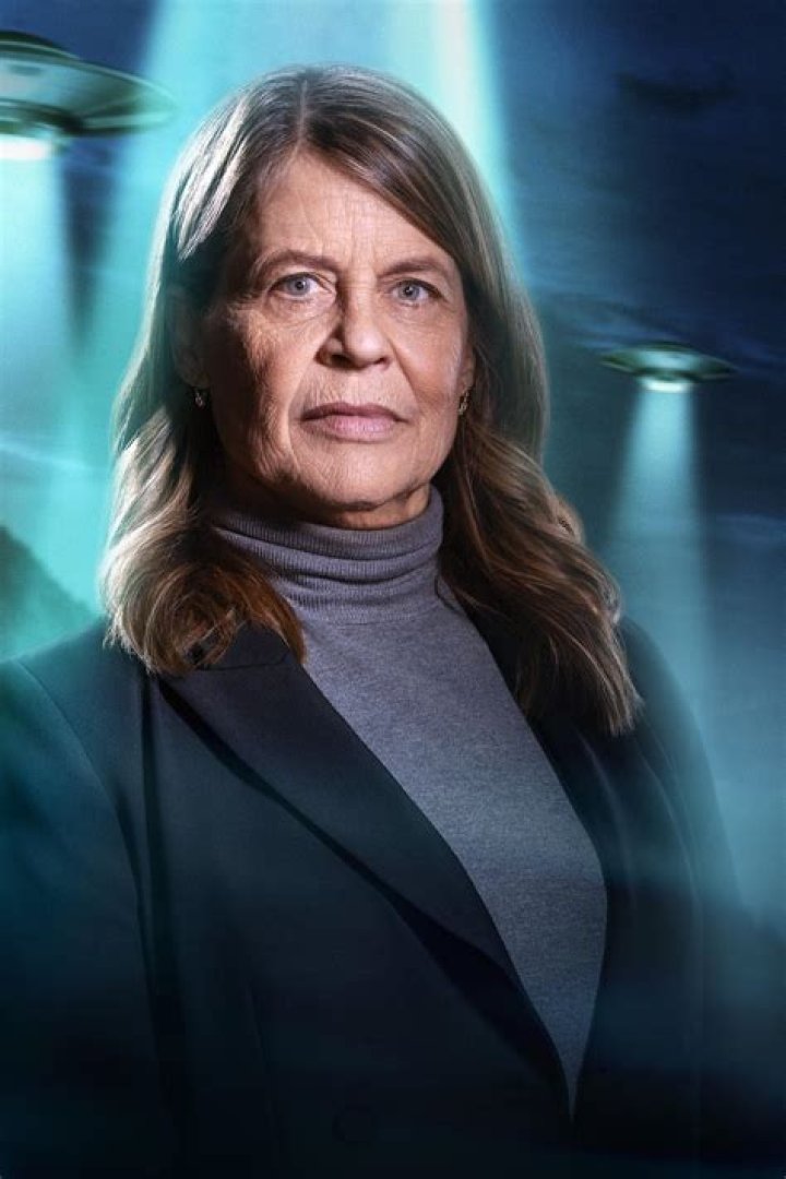 Linda Hamilton Height - CelebsHeight.org