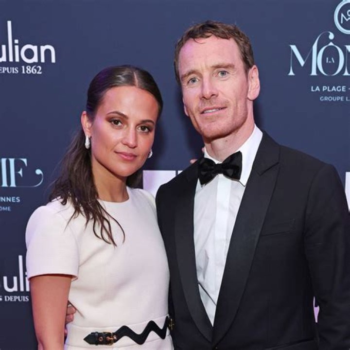 Michael Fassbender ran into ex-girlfriend Zoe Kravitz & things were surprisingly cool