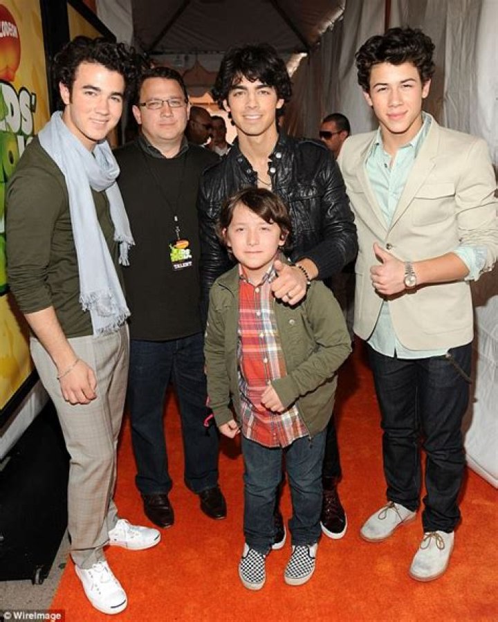 Nick and Joe Jonas’ Dad, Kevin Jonas Sr., Battling Colon Cancer and also know about Nick Jonas Disease!