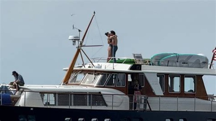 Olivia Wilde & Harry Styles kissed on a yacht off the coast of Italy