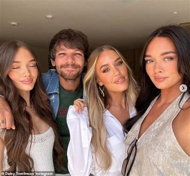 Phoebe Tomlinson - Age, Family, Bio