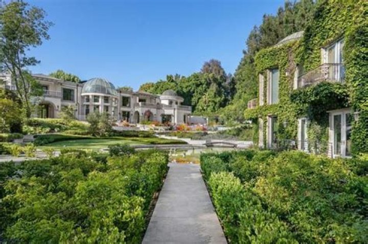 Pregnant Kendra Wilkinson gets married at the Playboy Mansion