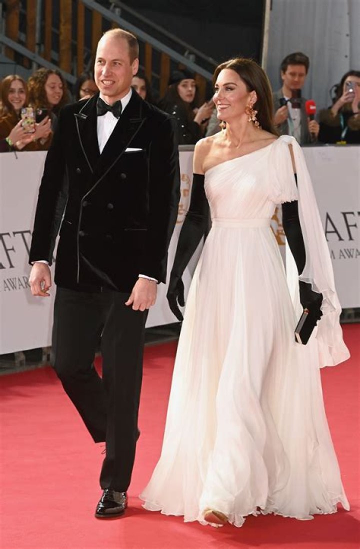 Princess Kate wore black opera gloves & gaudy earrings to the BAFTAs