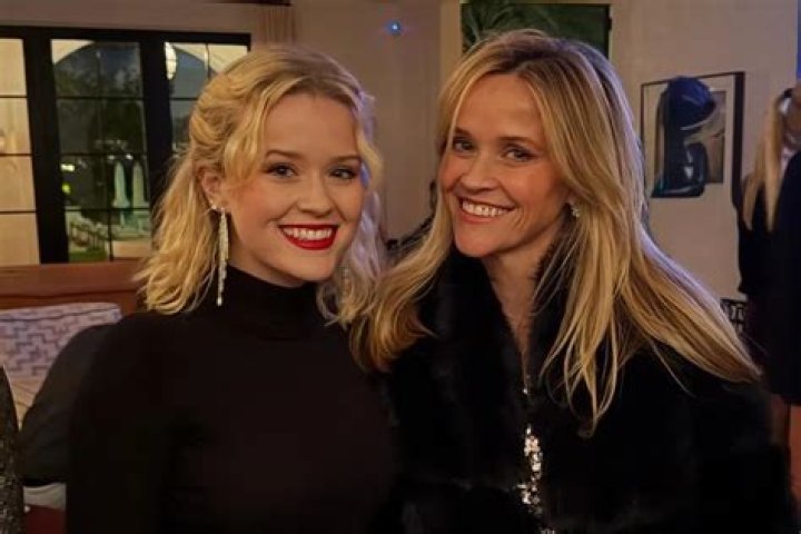 Reese Witherspoon & Ryan Philippe’s daughter, Ava, is working at a restaurant