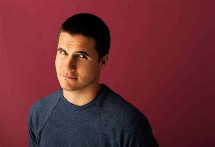 Robbie Amell Bio (Wiki) 