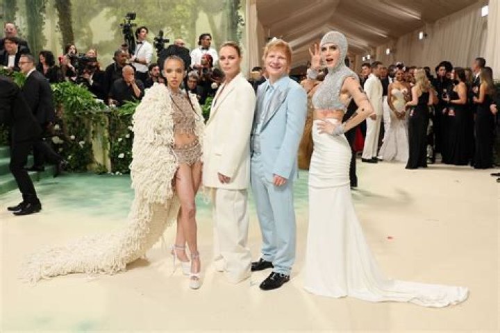 Robert Pattinson & a Versace-clad FKA Twigs at the Met Gala: lovely?