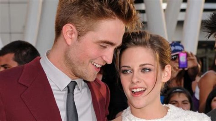 Robert Pattinson & Kristen Stewart hold hands, Twihards go crazy