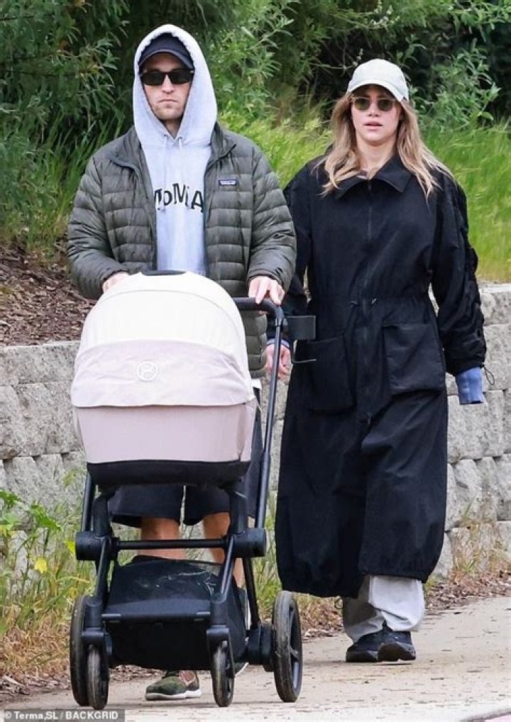	Robert Pattinson & Suki Waterhouse welcomed their first child, a daughter?	