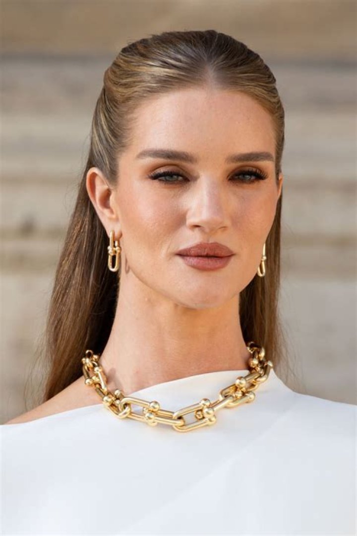 Rosie Huntington-Whiteley in Cushnie et Ochs at the VF party: pretty or cold?