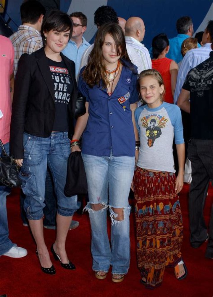 Rumer Willis’ sisters call her “traitor” for hanging out with Ashton Kutcher