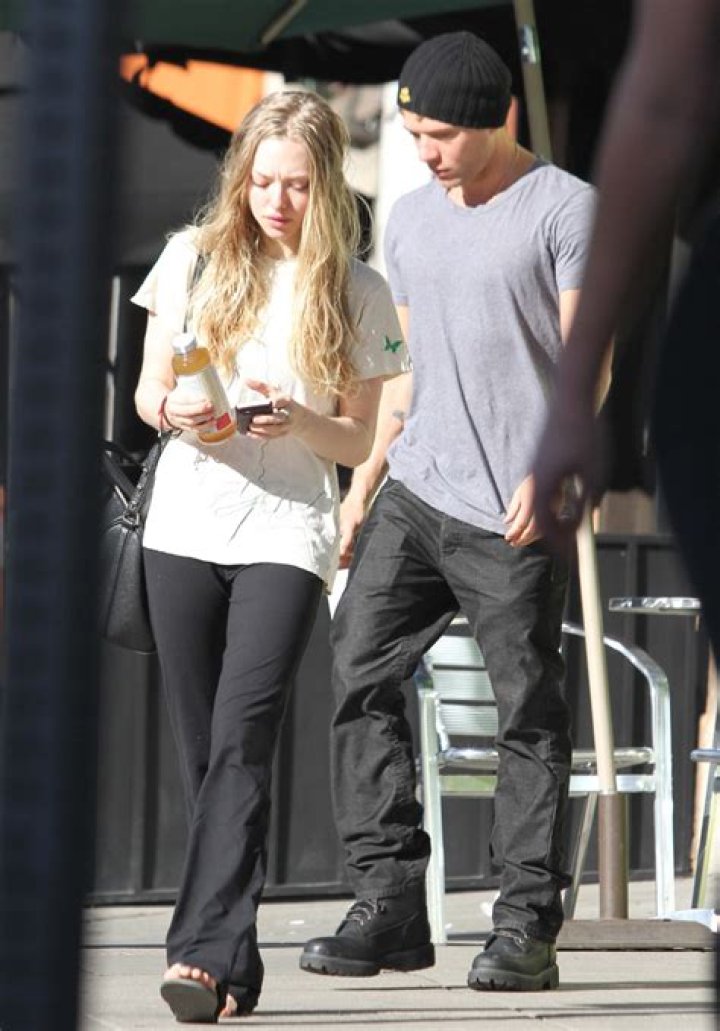 Ryan Phillippe & Amanda Seyfried “cool off” & Ryan hits on Rihanna