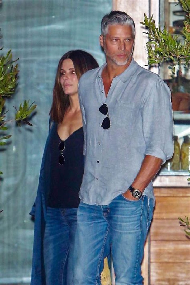 Sandra Bullock and her boyfriend Bryan Randall sleep in separate bedrooms?