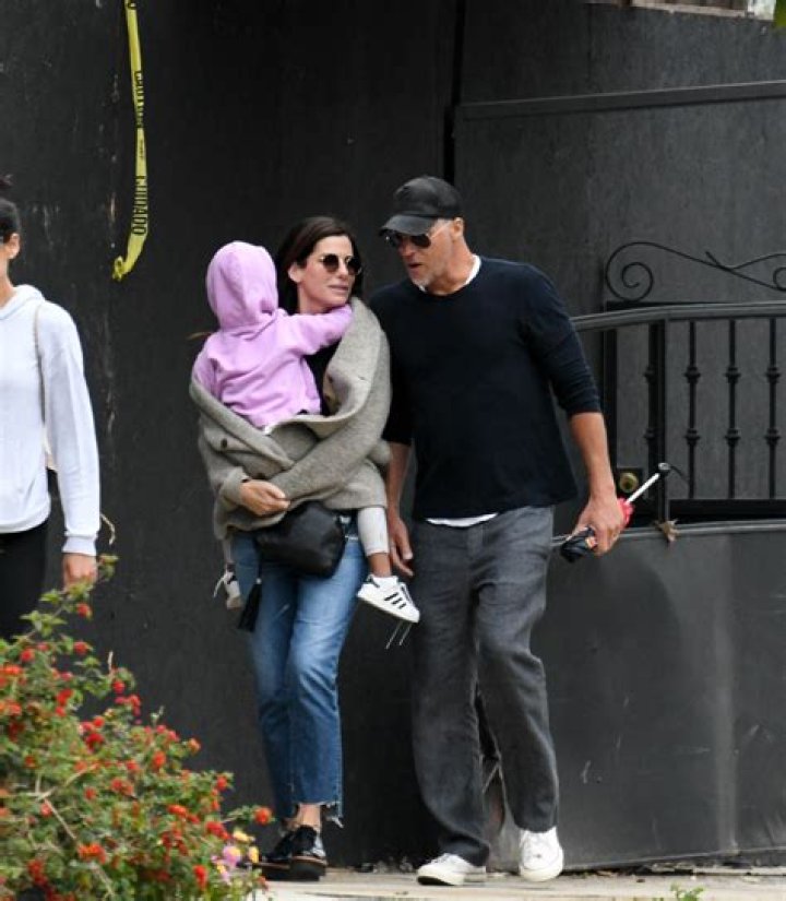 Sandra Bullock plans Christmas with Jesse James and his kids