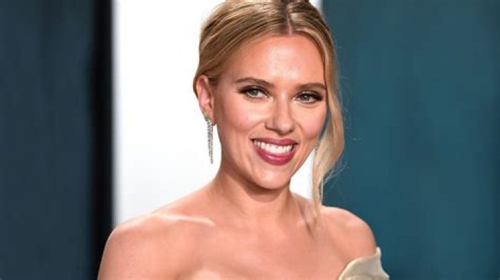 Scarlett Johansson’s newest D&G ads: what happened to her nose?!
