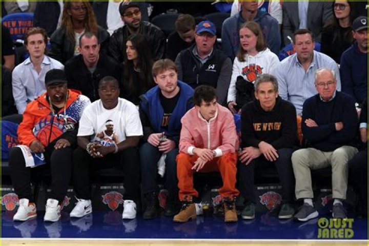 	Selena Gomez & Benny Blanco were so cute together courtside at a Knicks game	