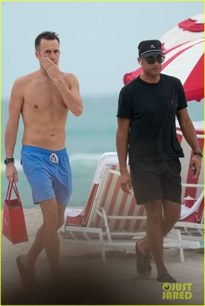 Shirtless Kelsey Grammer gets his mack on with young fiance in Miami