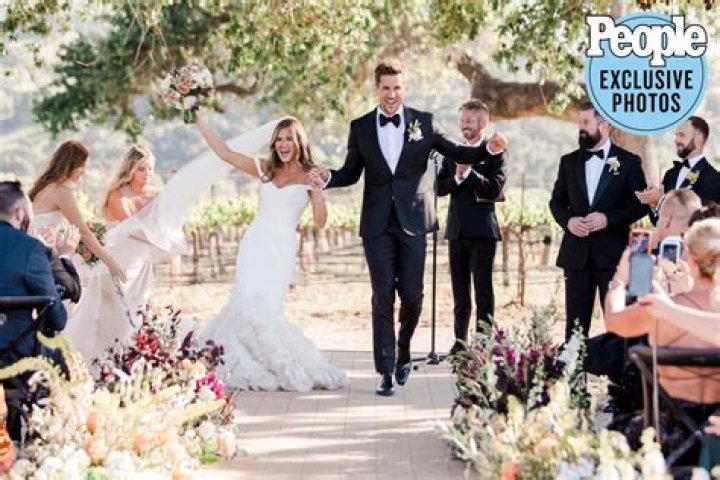 Sweet gesture of JoJo Fletcher and Jordan Rodgers on their first anniversary; Shares the big day through Instagram