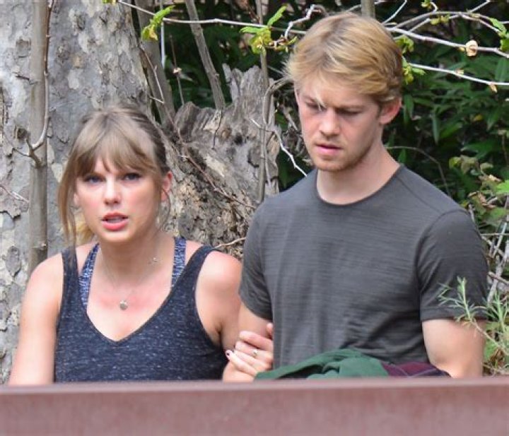 Taylor Swift & Joe Alwyn have ‘vowed to keep their relationship to themselves’