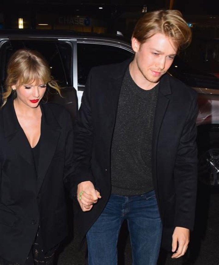 Taylor Swift & Joe Alwyn went on a double-date with Robert Pattinson & Suki