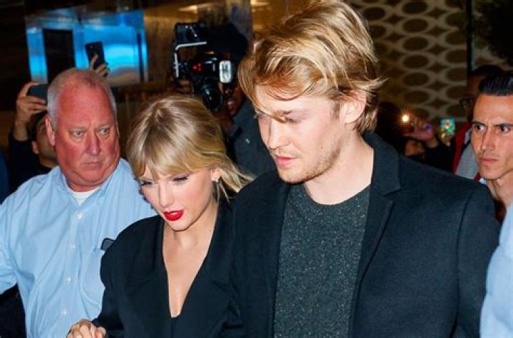 Taylor Swift plans to buy a $30 million London ‘love nest’ for herself & Joe Alwyn