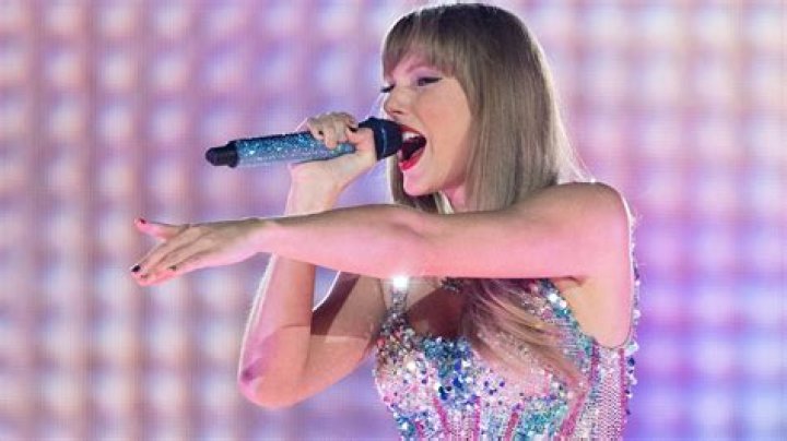 Taylor Swift’s Advisers Say She “Scares” Men Away