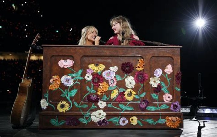“Taylor Swift tried to reason with some friendly, adorable sheep” links